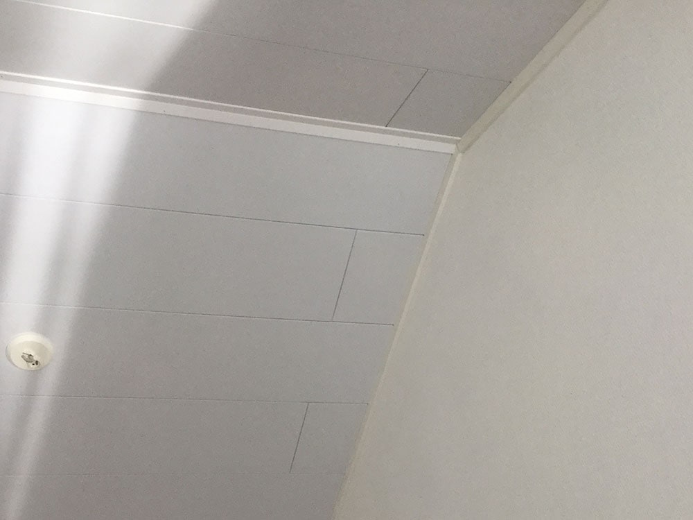 Katosta vuotaa vettä