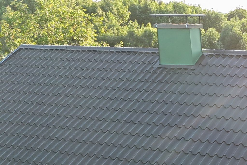 Peltikaton korjaus savupiipun kohdalta